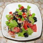 салат с консервированным тунцом и помидорами (2)