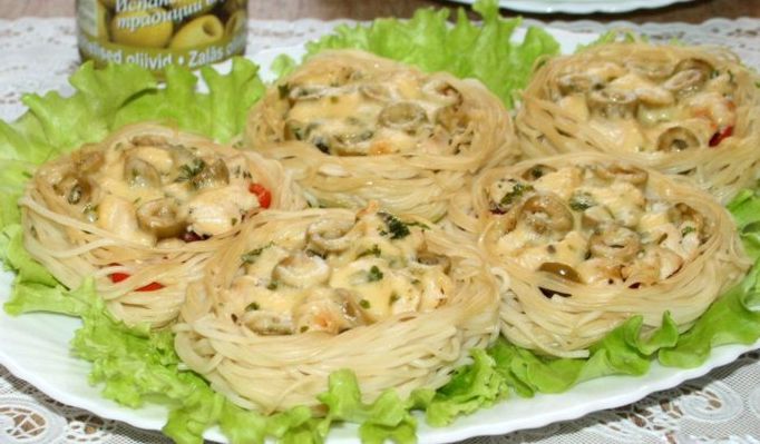 Гнездышки из спагетти с курицей,помидорами и оливками