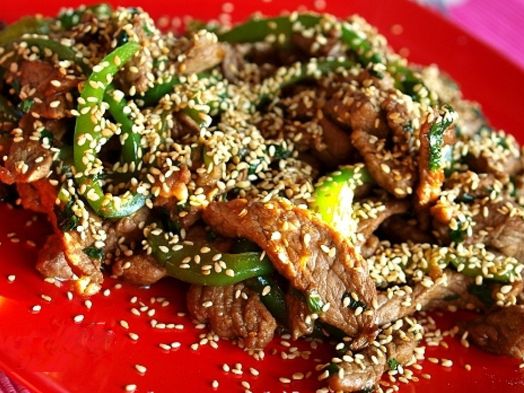 Говядина с грибами и кунжутом