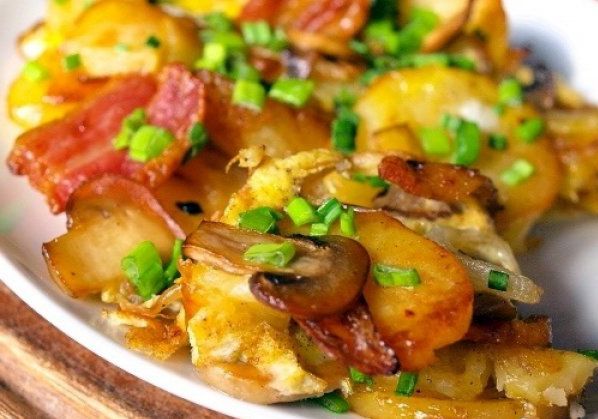 Жареный картофель с грибами и беконом