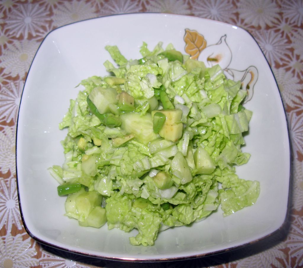 Салат с авокадо, огурцом и пекинской капустой (1)