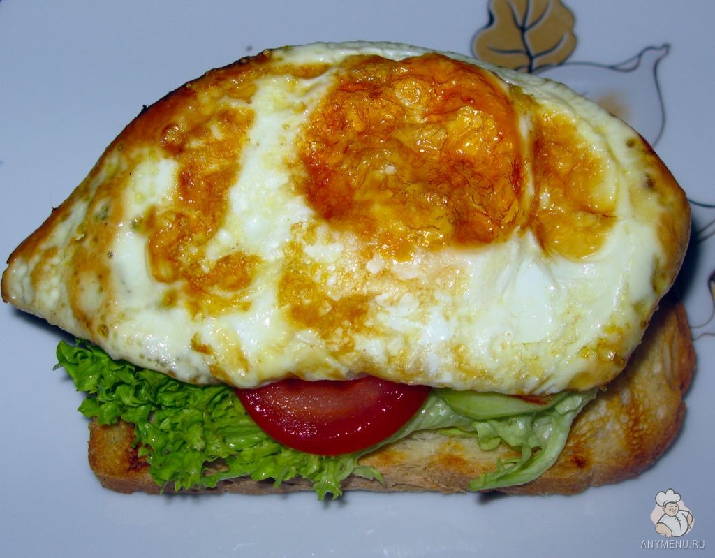 Бутерброд с жареным яйцом, огурцами и помидорами (1)