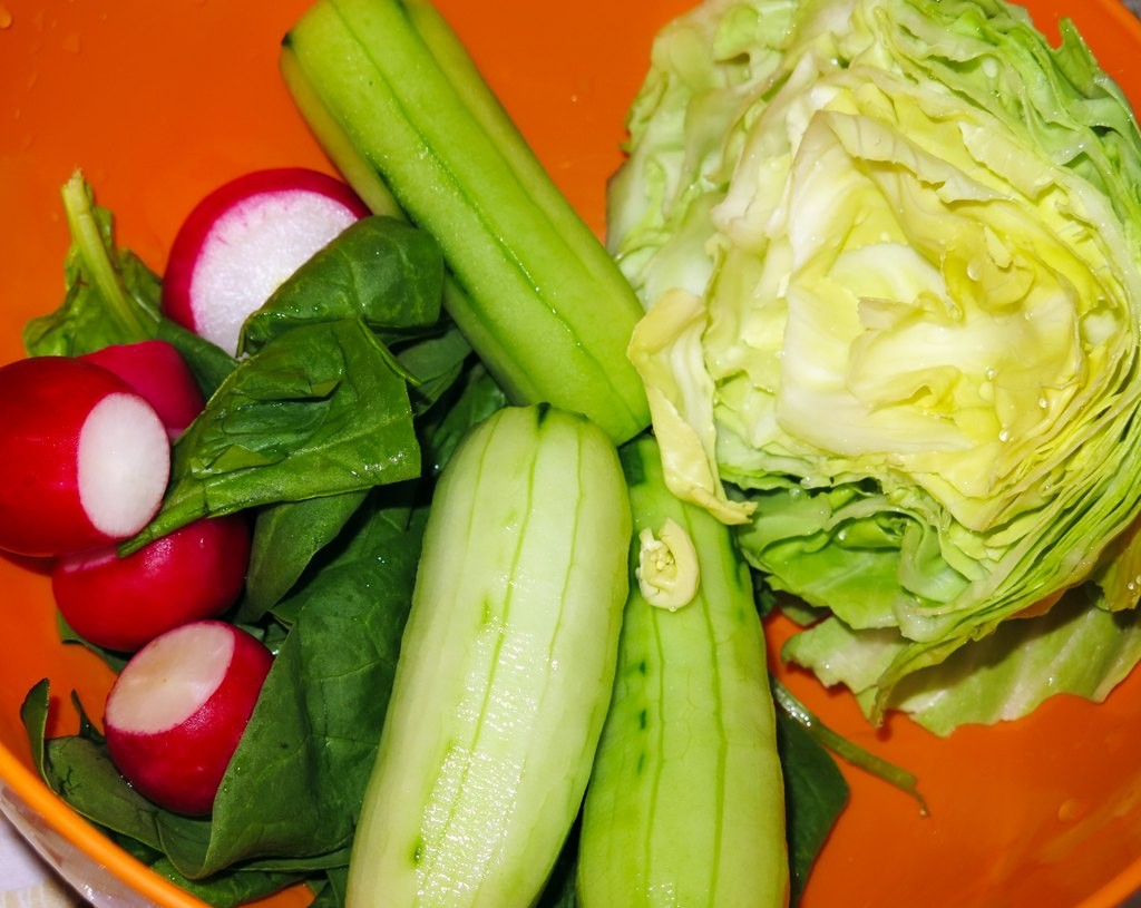 Салат из молодой капусты, шпината и огурца (1)