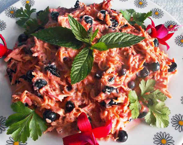 Морковный салат с черной смородиной
